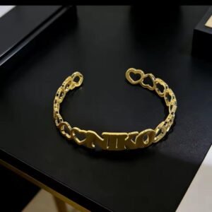 Personalized cuff bracelet in gold with the name Niko and hearts