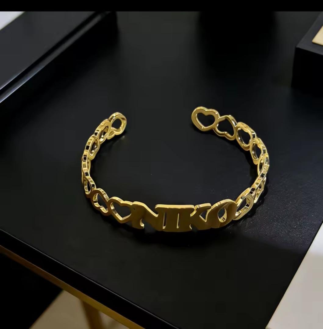 Personalized Cuff Bracelet with Name Personalized cuff bracelet in gold with the name Niko and hearts